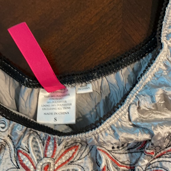 Decorative Blouse - Picture 2 of 3